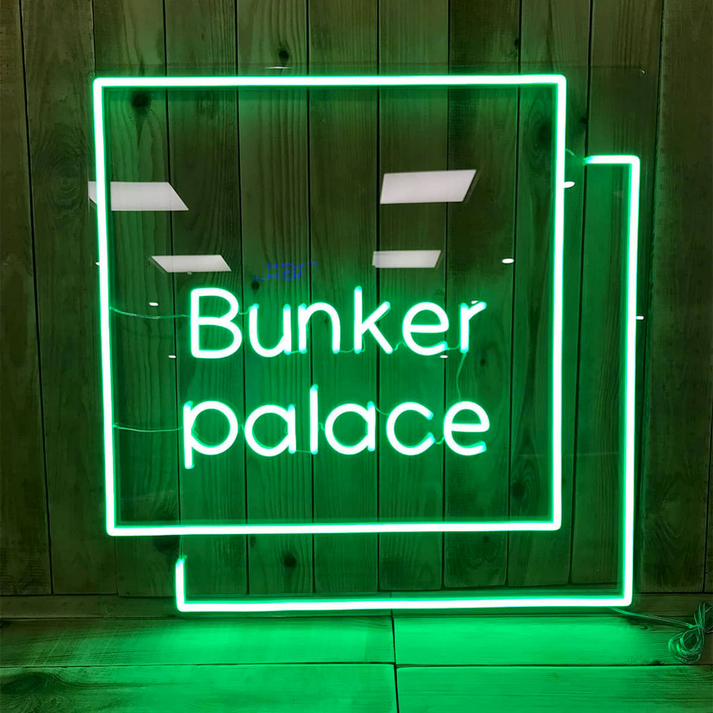 Enseigne logo verte pour Bunker Palace sur fond Plexiglas transparent