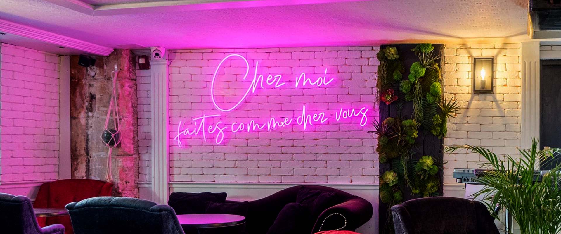 Enseigne néon Bar Le Chez Moi à Orléans