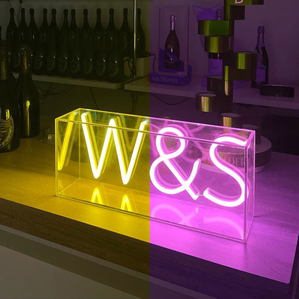 Nouvelle tendance avec cette enseigne encapsulée dans une box en Plexiglas