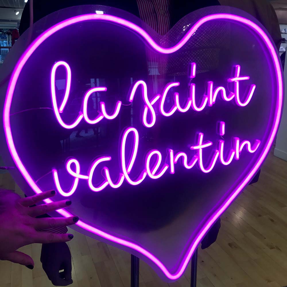 La Saint-Valentin en lumière grâce à cette enseigne rose