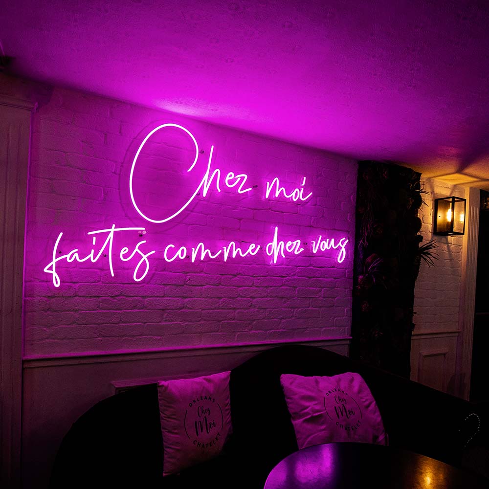 Enseigne néon rose personnalisée Bar Chez Moi à Orléans